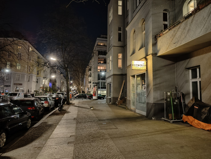 Bei beleuchteten Schildern sorgt das Oneplus 10 Pro sogar für besser belichtete Bilder als ...